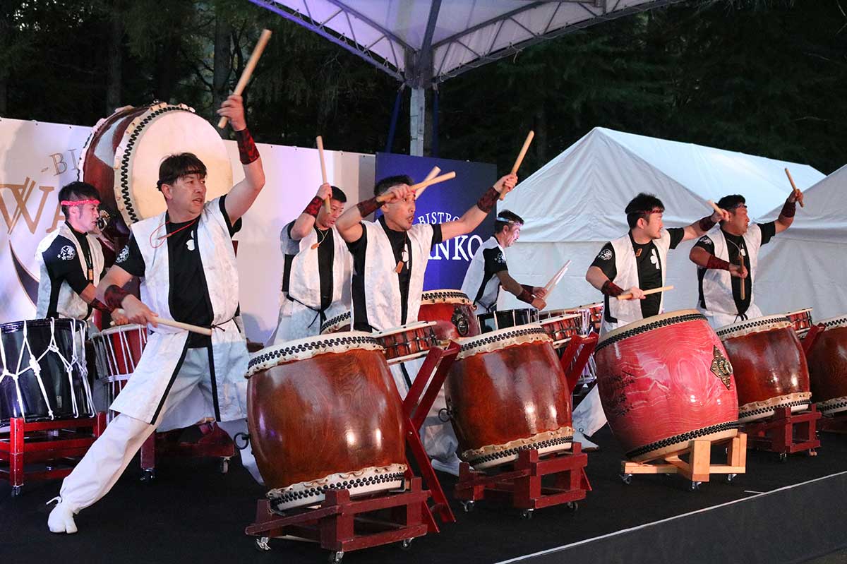 大迫力の演奏で来場者を魅了した釜石市唐丹町本郷の「桜舞太鼓」