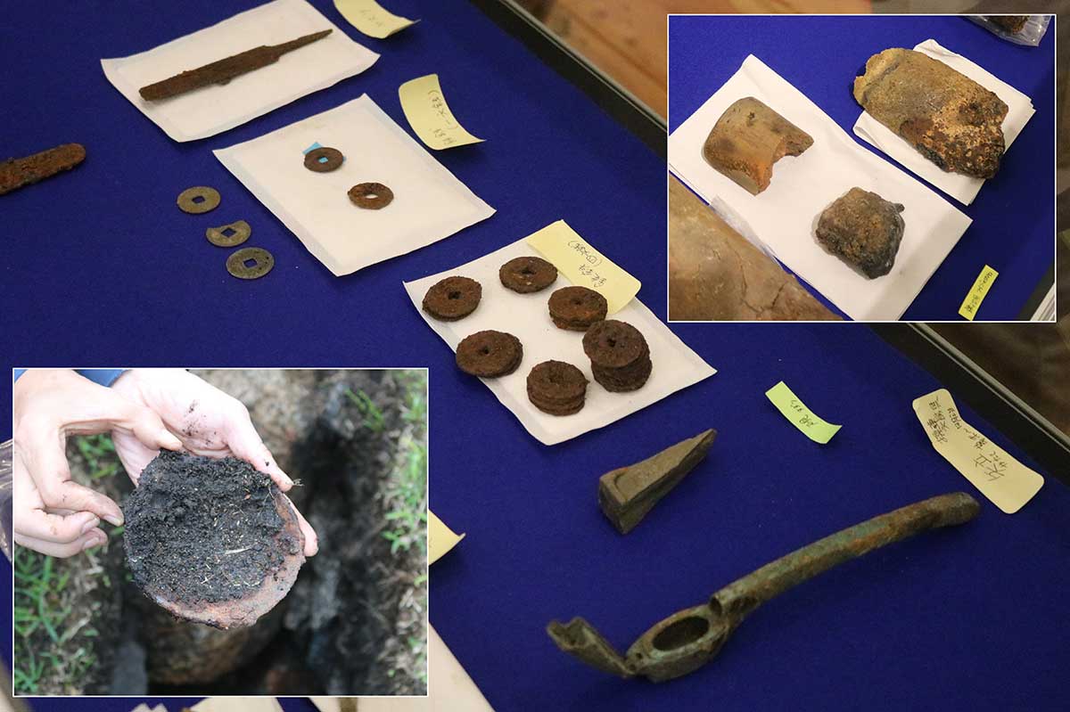 今回の発掘調査で見つかった出土遺物。左下は鉄製しゃもじの一部。右上はフイゴの羽口片