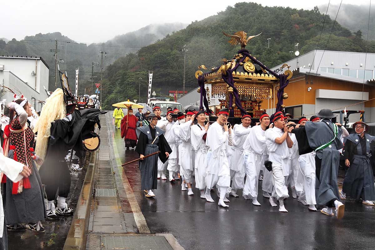 日本製鉄山神社のみこし。しし踊りが盛り上げる