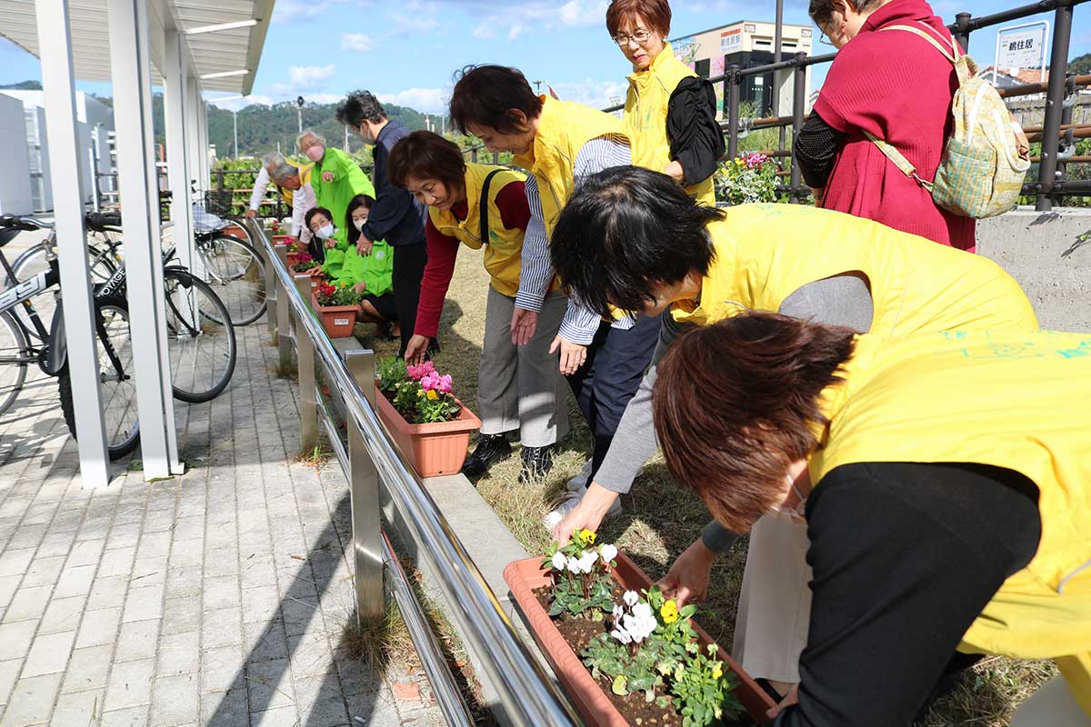 三陸鉄道鵜住居駅前に花のプランターを設置する釜石、東海ライオンズクラブ会員ら