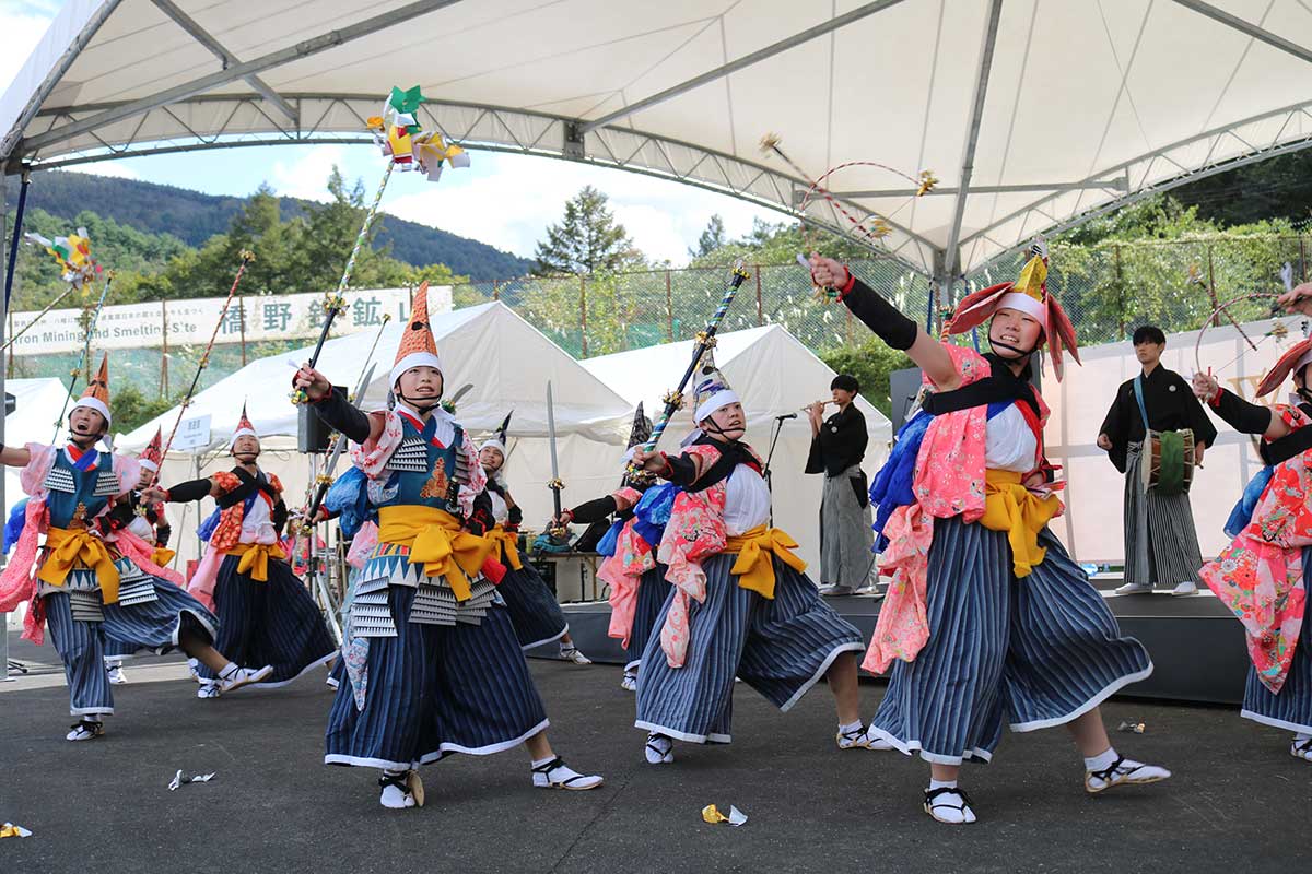 岩泉高郷土芸能同好会の「中野七頭舞」がまつりを盛り上げる