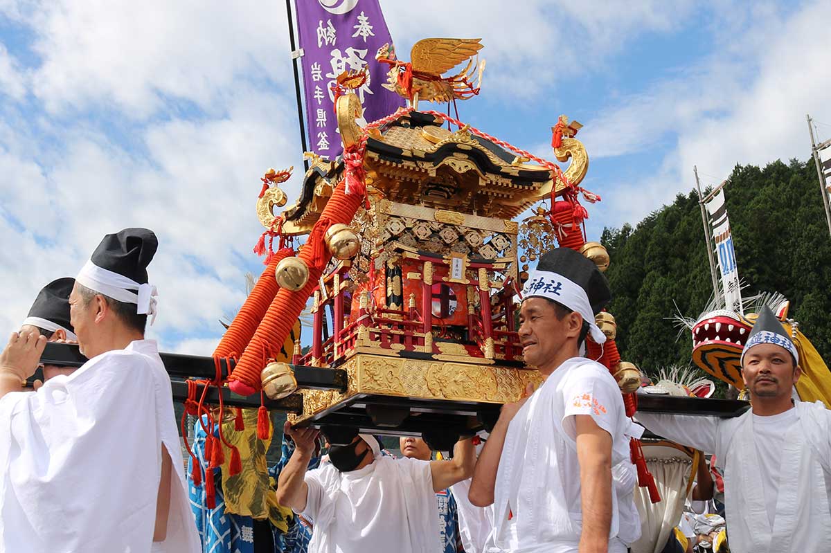 京都府南丹市園部町から寄贈されたみこしは古峯神社の新たなみこしに