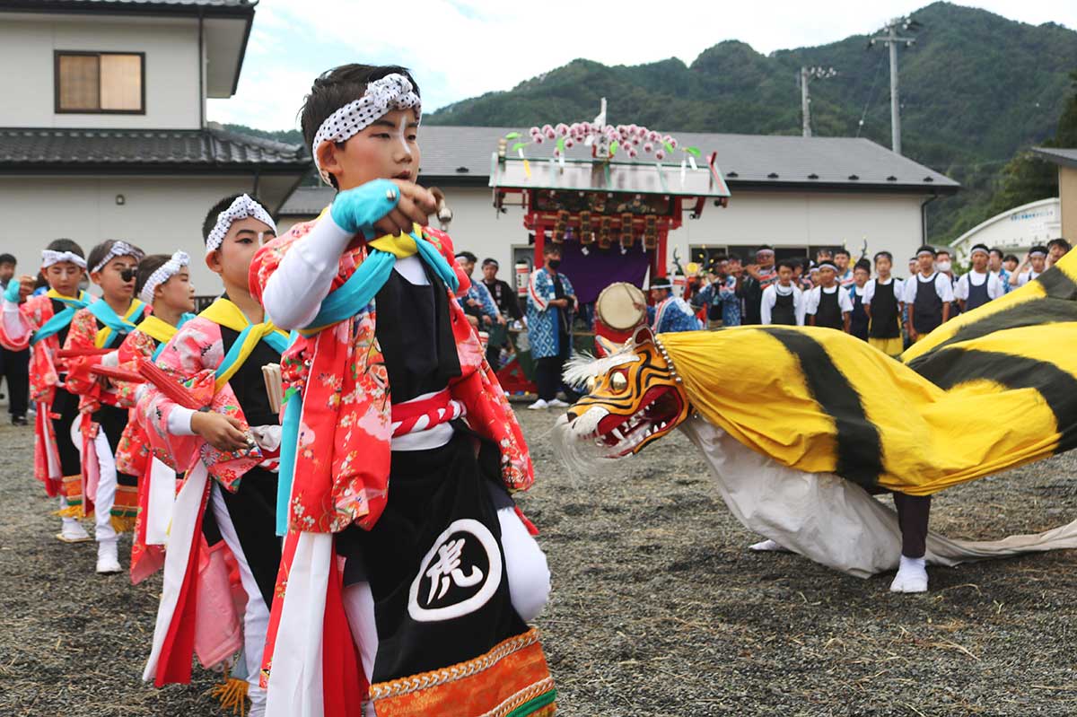祭り場で披露された「鵜住居青年会」の虎舞