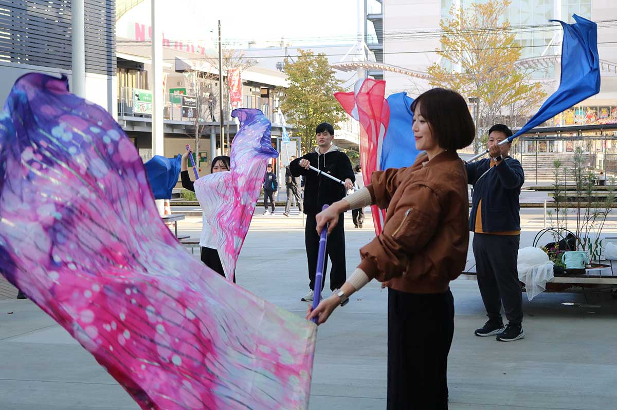 釜石で初めて開かれた「カラーガード体験会」＝TETTO前広場