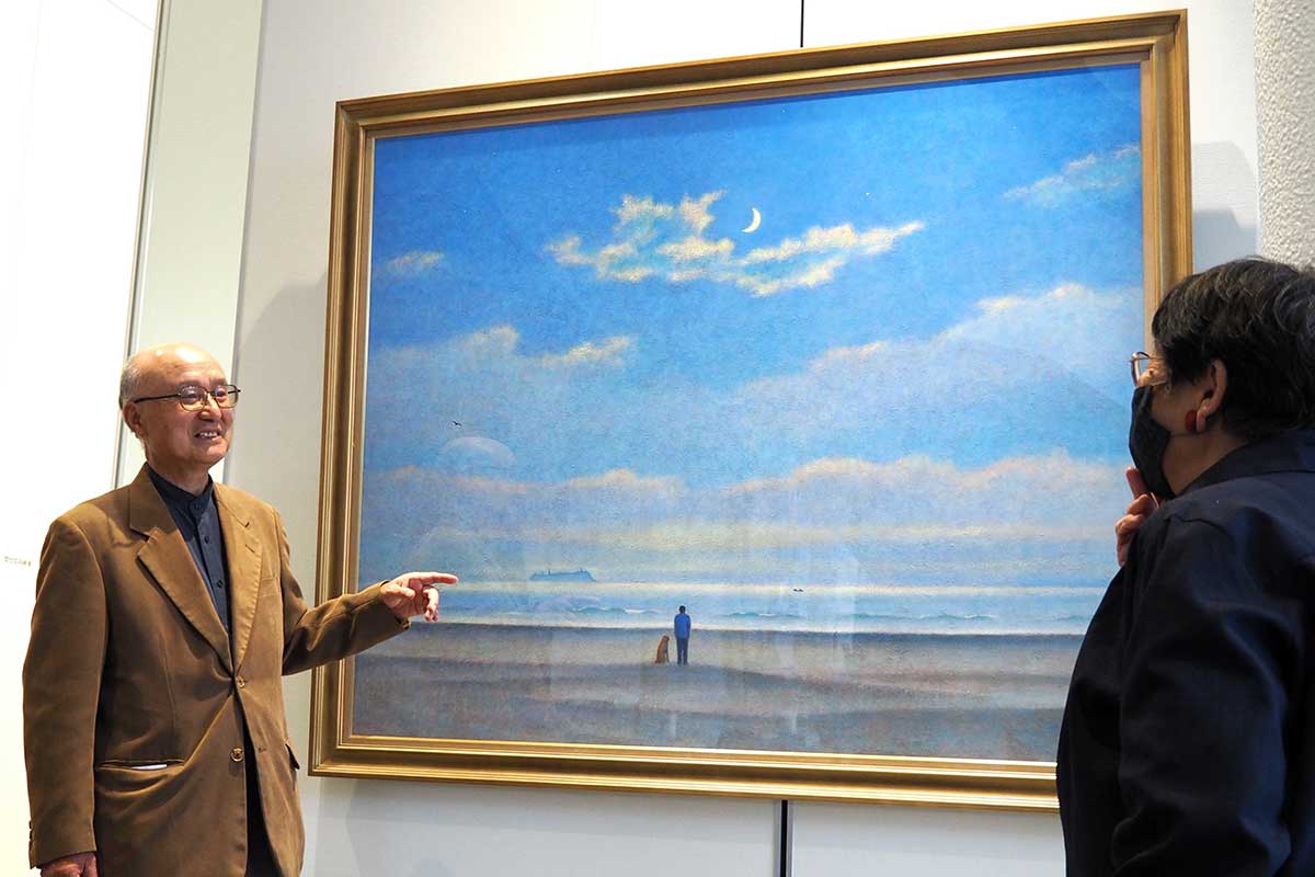 油絵の回顧展を開いた桑畑和生さん（左）