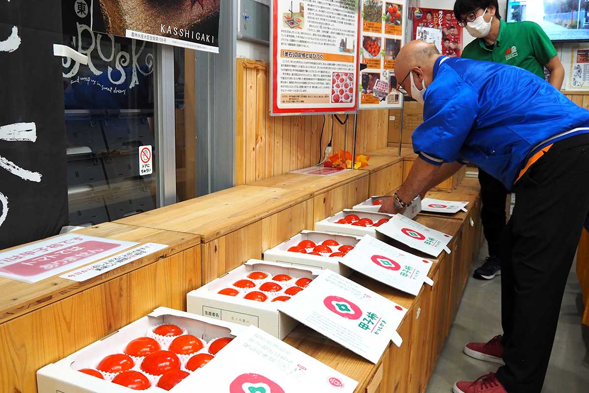 道の駅釜石仙人峠の店頭に並ぶ甲子柿