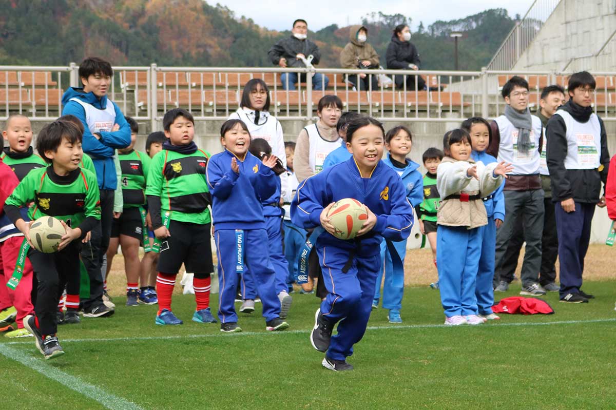 3年生以下の34人は釜石SW選手やボランティアスタッフのサポートでラグビーの面白さを体験