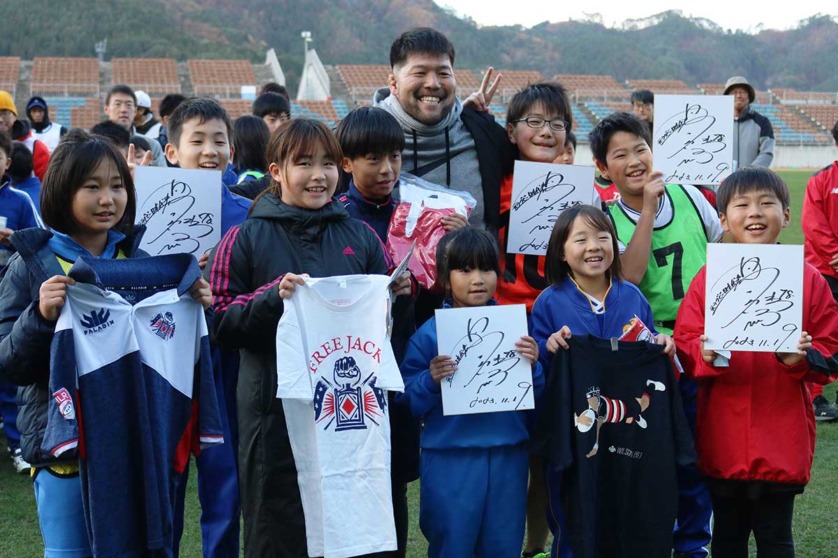 試合で畠山さんの目に留まった選手には「ケニー賞」としてサイン色紙やジャージーをプレゼント