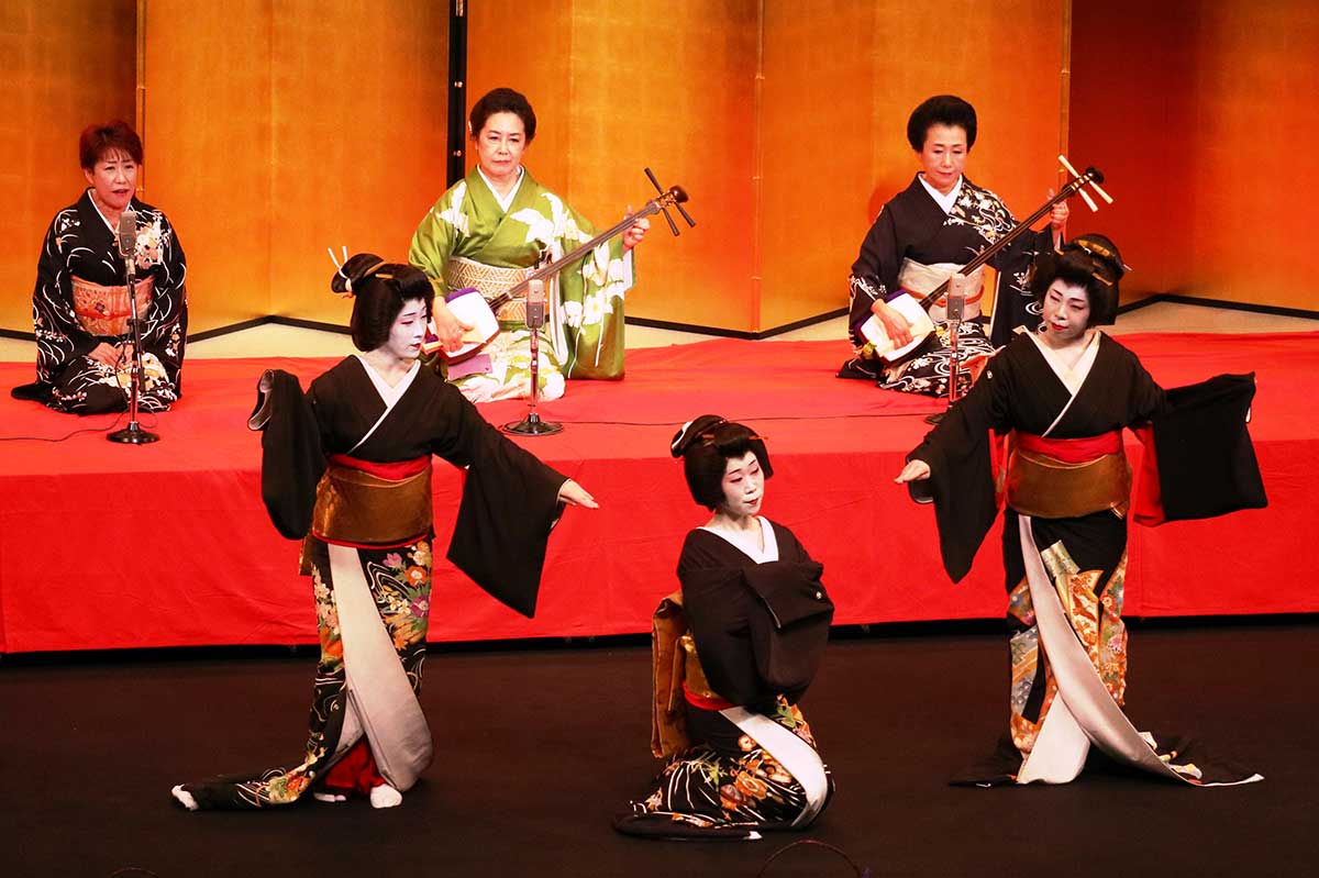 「釜石浜唄」の披露では名取さんも三味線で共演