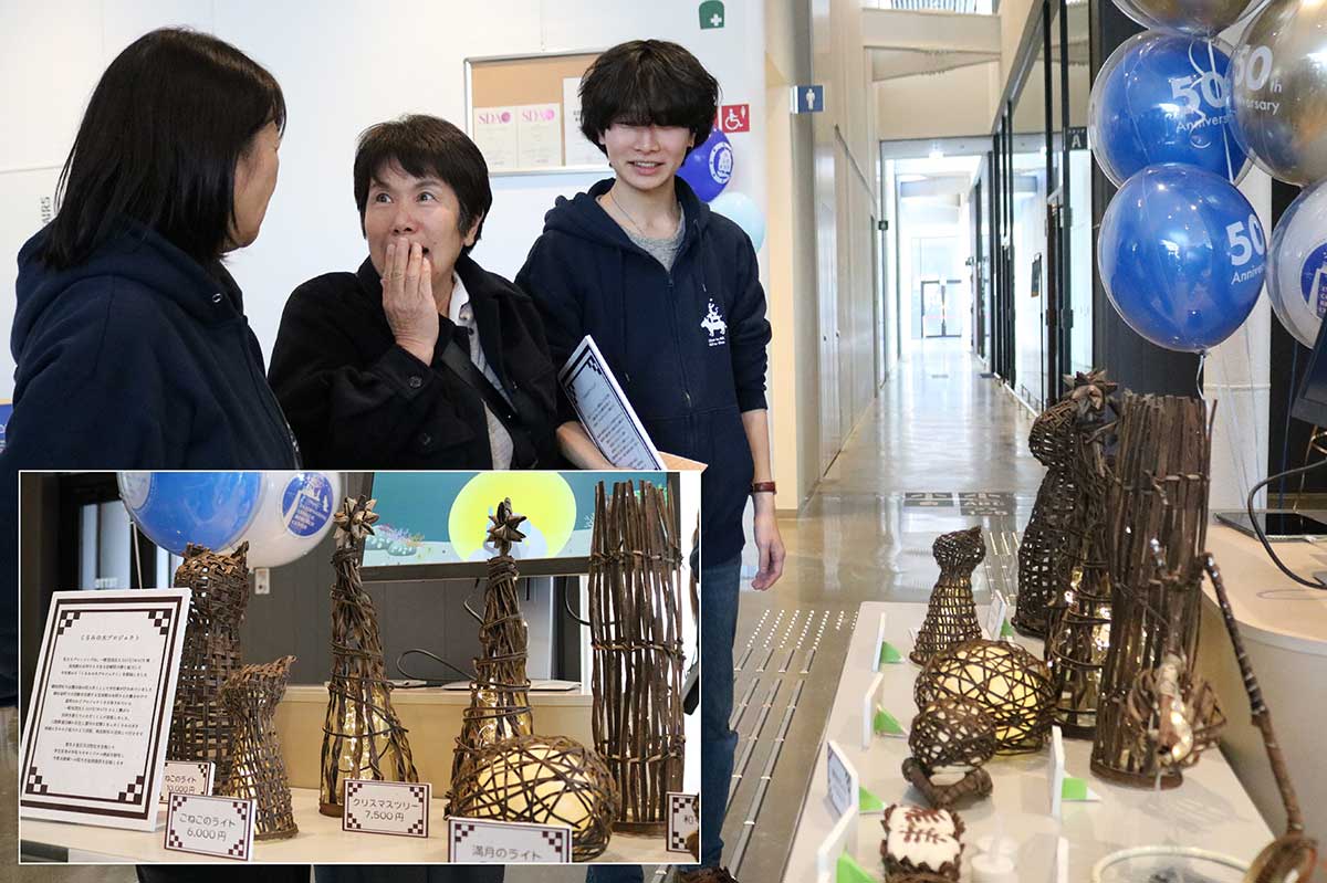 文京学院大生が商品開発する釜石のクルミの樹皮を使ったランタンの販売コーナー。宝来館の女将岩崎昭子さんがプロジェクトに協力