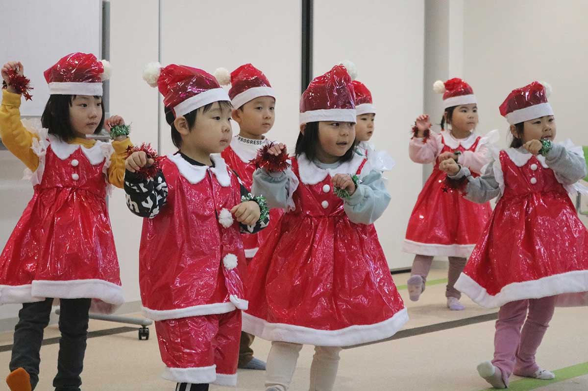 クリスマスの曲に合わせ踊る3歳児クラスの園児