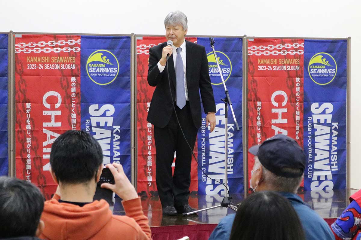 スポンサーを代表し激励の言葉を送る日本製鉄北日本製鉄所の倉地三喜男副所長