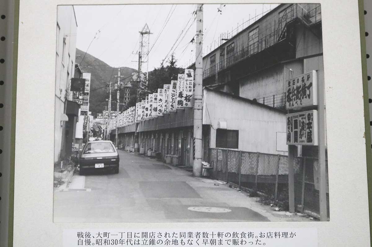 東日本大震災の津波で流失した「呑兵衛横丁」。この通りは昭和30年代、大にぎわいだった