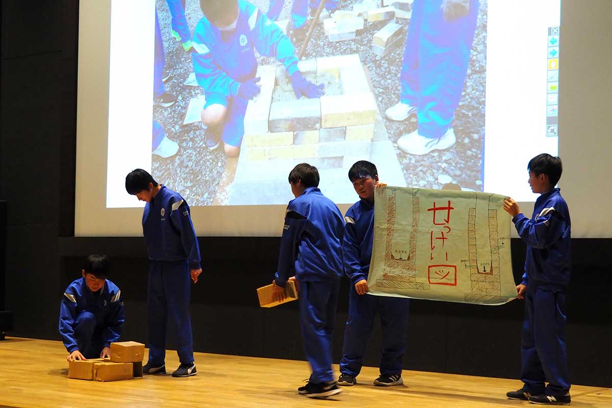 釜石東中の生徒は鉄づくり体験の様子を再現