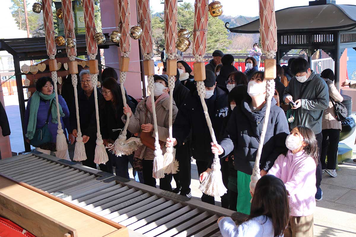 観音像の入り口で参拝する人たち＝釜石大観音、元日午前10時40分ごろ