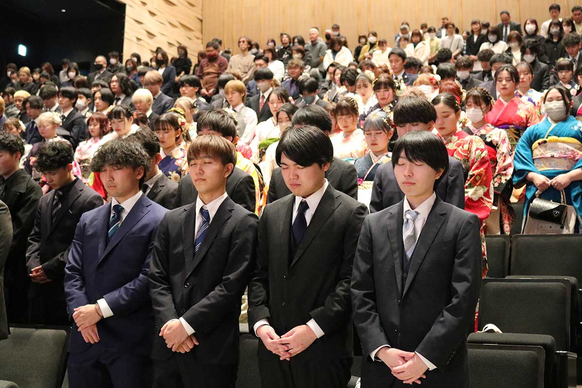 開式前、全員で東日本大震災と能登半島地震の犠牲者に黙とうをささげた