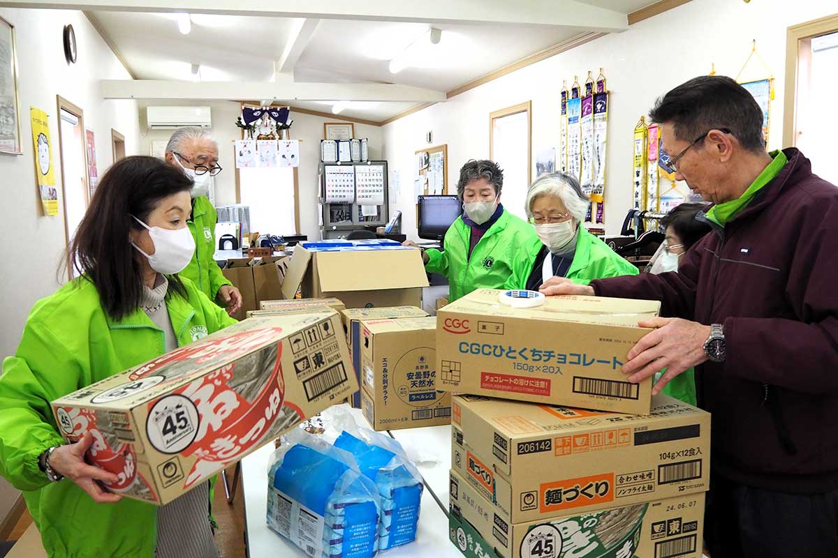 支援物資を整理する釜石ライオンズクラブの会員