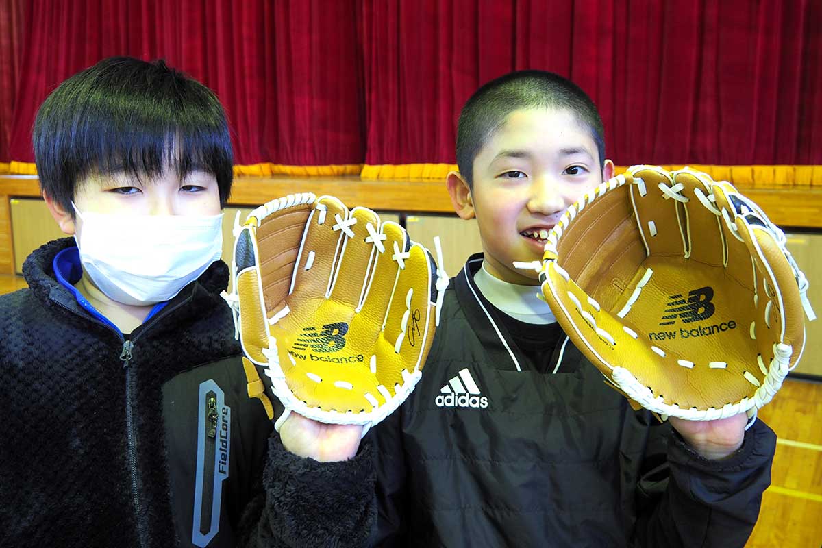 大谷翔平選手から贈られたグローブを喜ぶ栗林小児童
