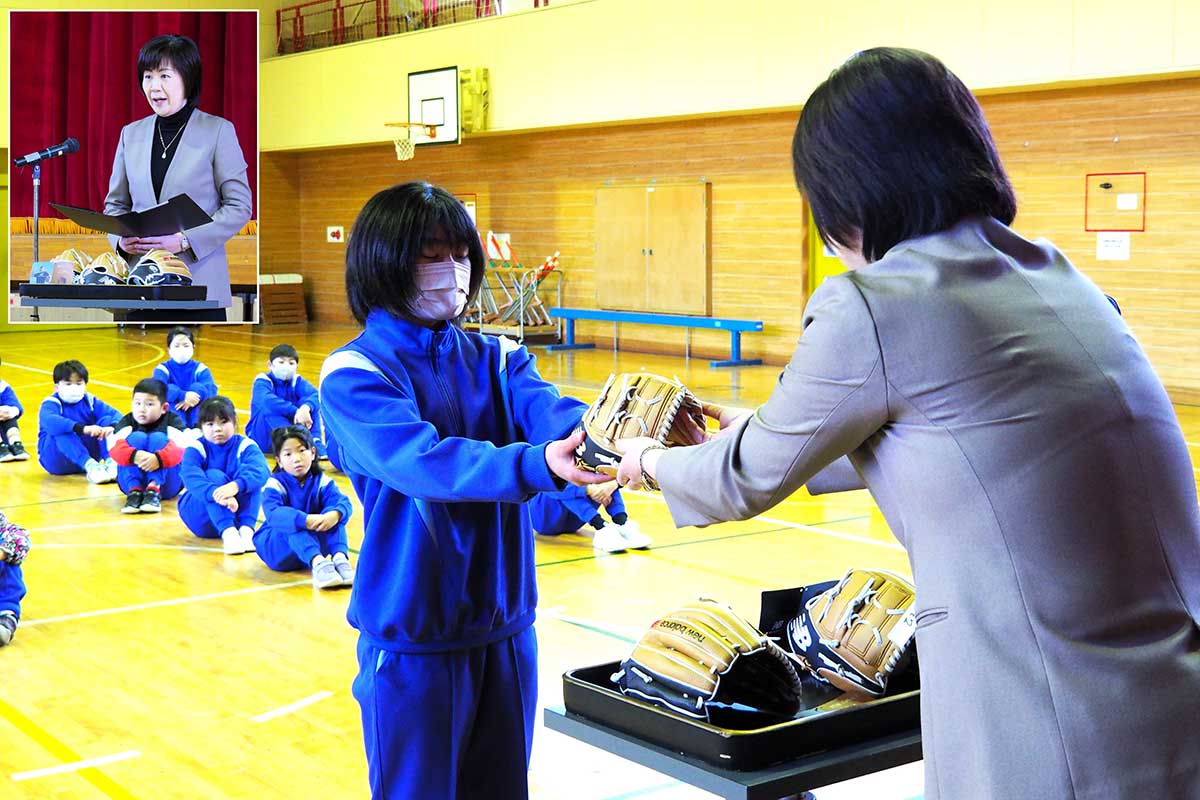 八木澤江利子校長（左上の写真）が児童会長にグローブを手渡した