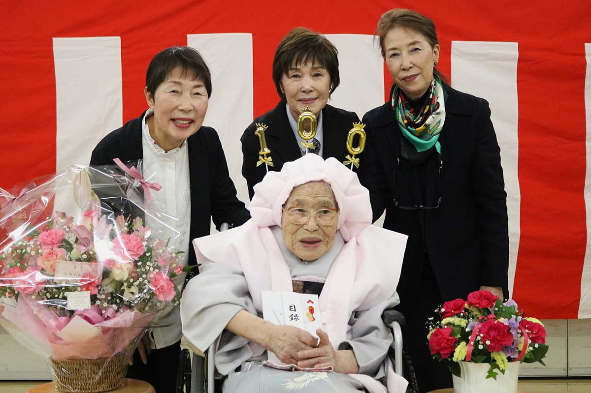 母ミツさんのお祝いに駆け付けた（左から）長女中北やす子さん、次女小澤房子さん、三女山﨑由紀子さん