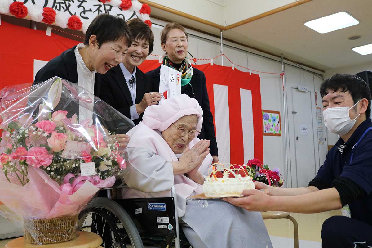 100歳のバースデーケーキに手を合わせ喜びの表情！