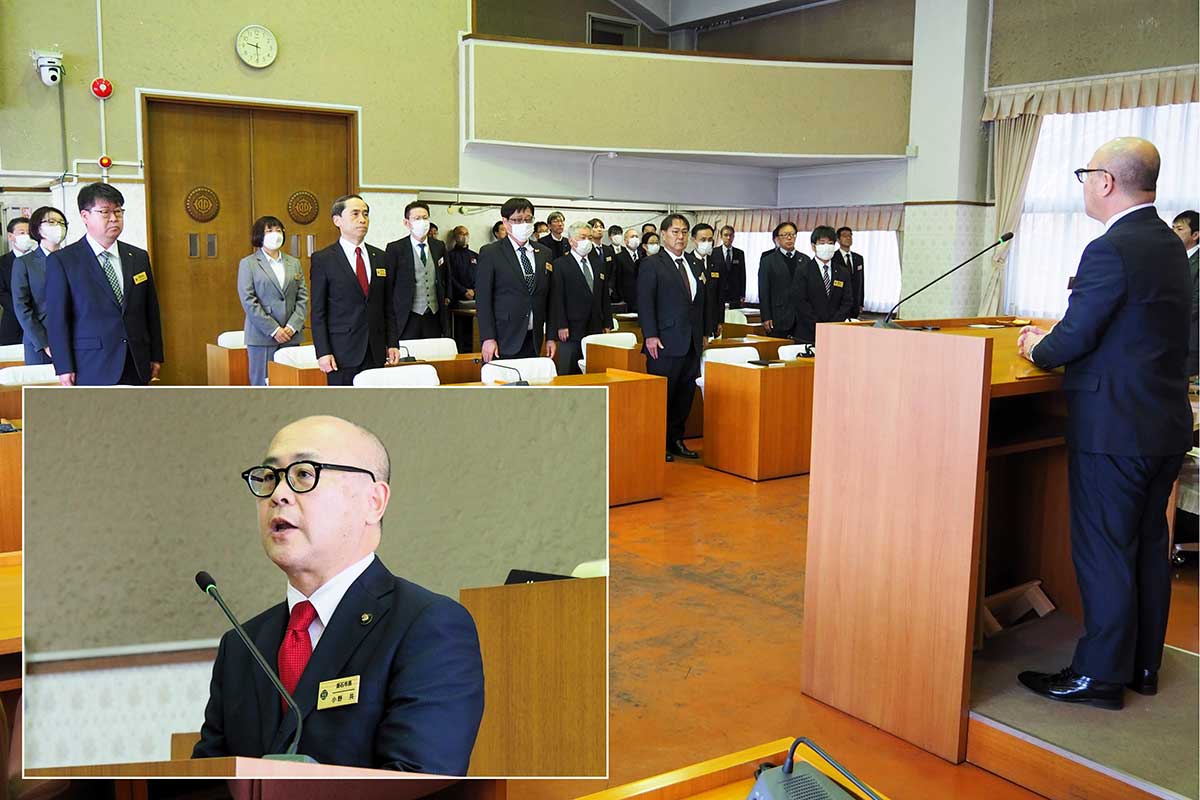 小野共市長（左下の写真）の訓示に聞き入る幹部職員