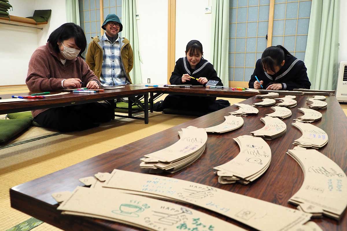 釜石高生の協力に笑顔を見せる岩鼻さん（左から2人目）