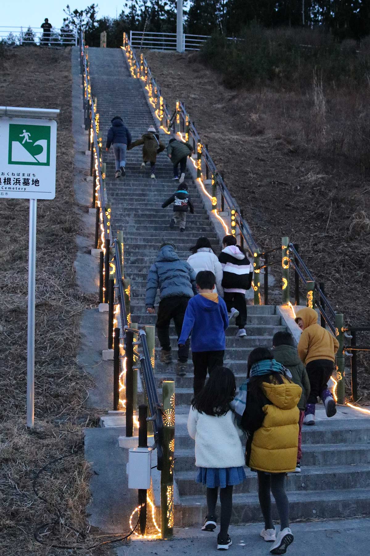 竹灯籠は111段の階段の手すり沿いに設置。温かな明かりが「命を守る道」を照らす
