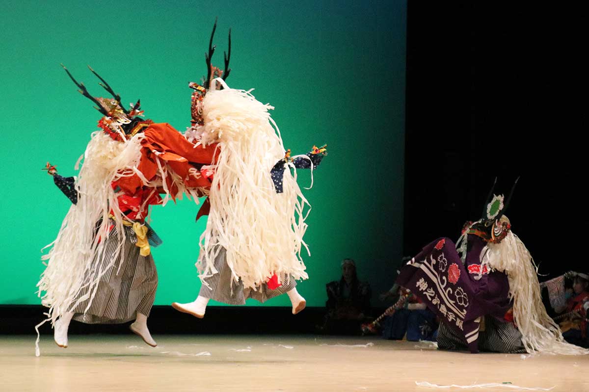 激しい踊りの「突合い」は地域の祭りでも最も盛り上がる演目