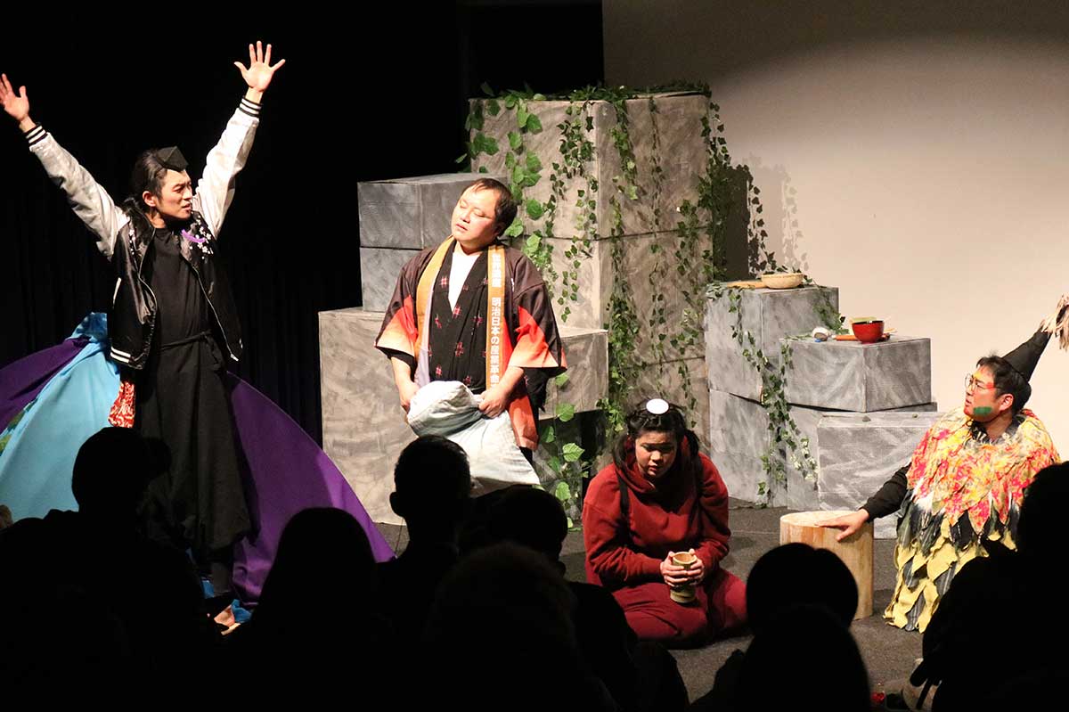 「天狗」役を演じた三科宏輔さん（左）。演劇初挑戦ながら堂々の演技で存在感を発揮　