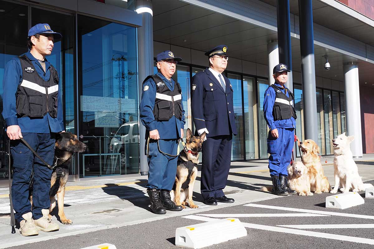 嘱託警察犬、指導手と田中洋二署長（左から3人目）