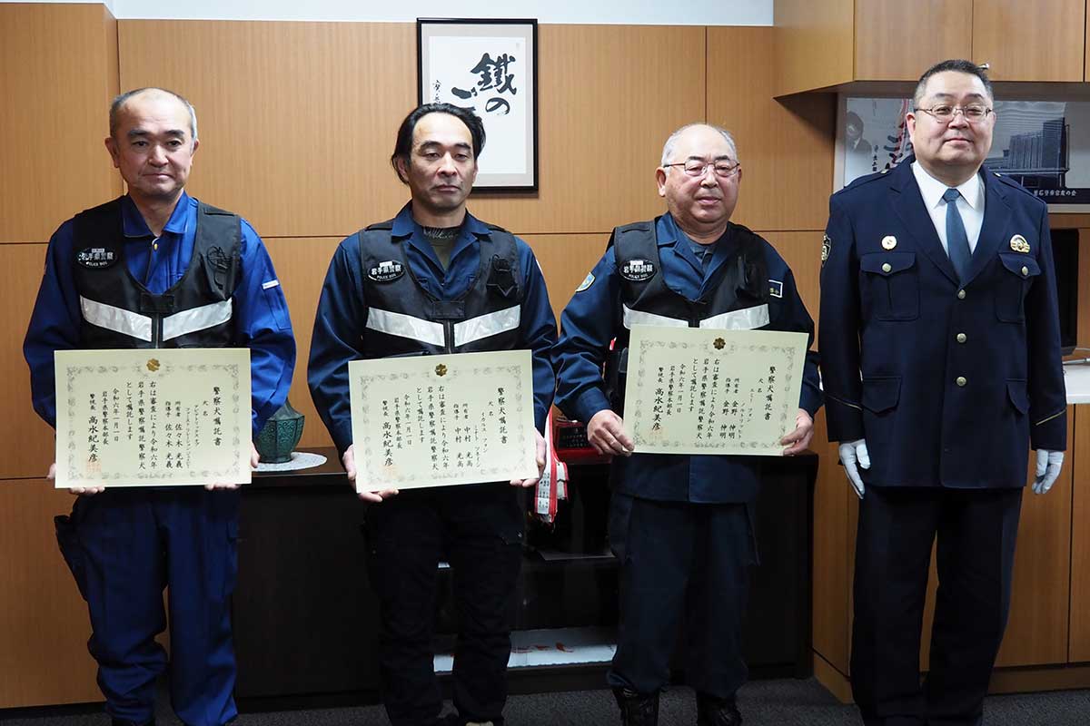 嘱託書を持つ（左から）佐々木光義さん、中村光高さん、金野伸明さん