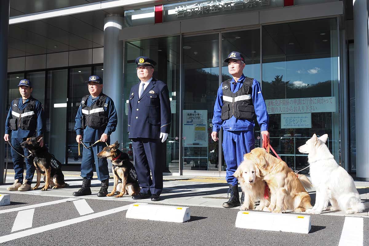 式を終え、釜石署前で記念撮影をする警察犬と指導手ら