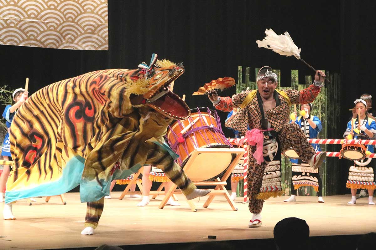 宮城県気仙沼市から招かれた「平磯虎舞」（平磯芸能保存会）。2016年以来の釜石での演舞