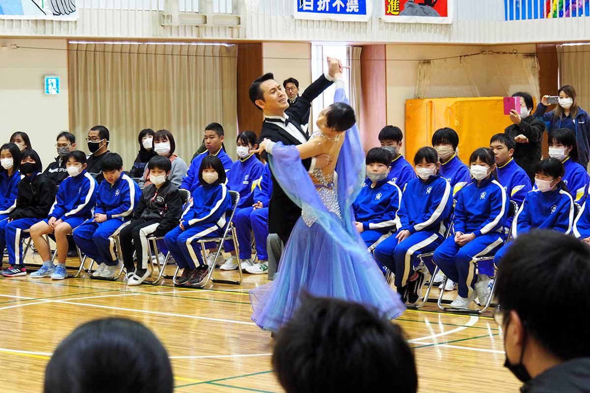 社交ダンス鑑賞会で華麗に踊る上村和之さん、迪子さんペア