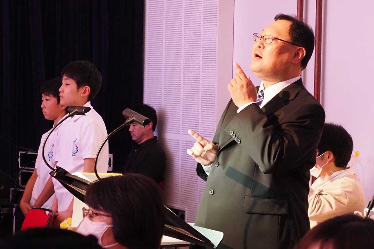ともに歌って楽しむことを体現する指揮者の小澤一郎代表