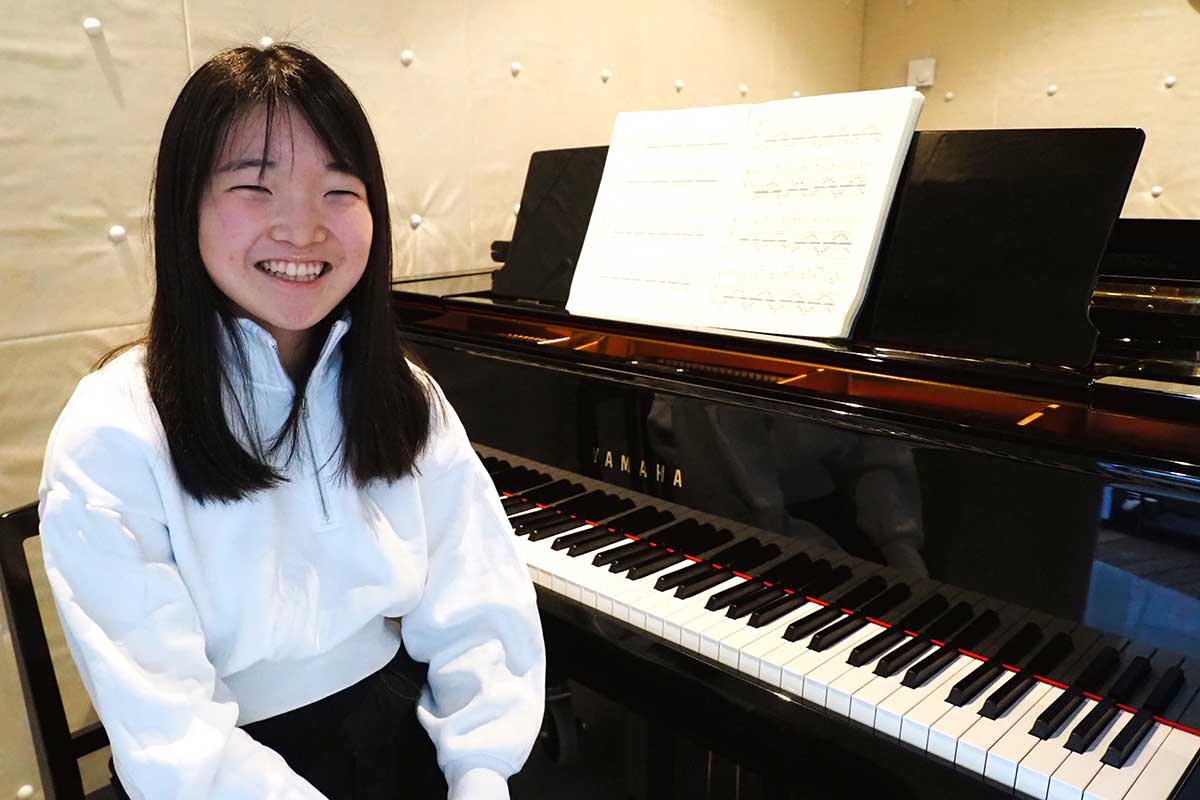 TETTOピアノ練習室で笑顔を見せる吉田さん