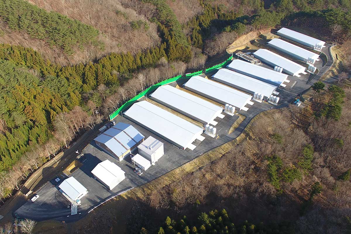 釜石市栗林町に整備された養鶏農場「リアスファーム」の空撮写真