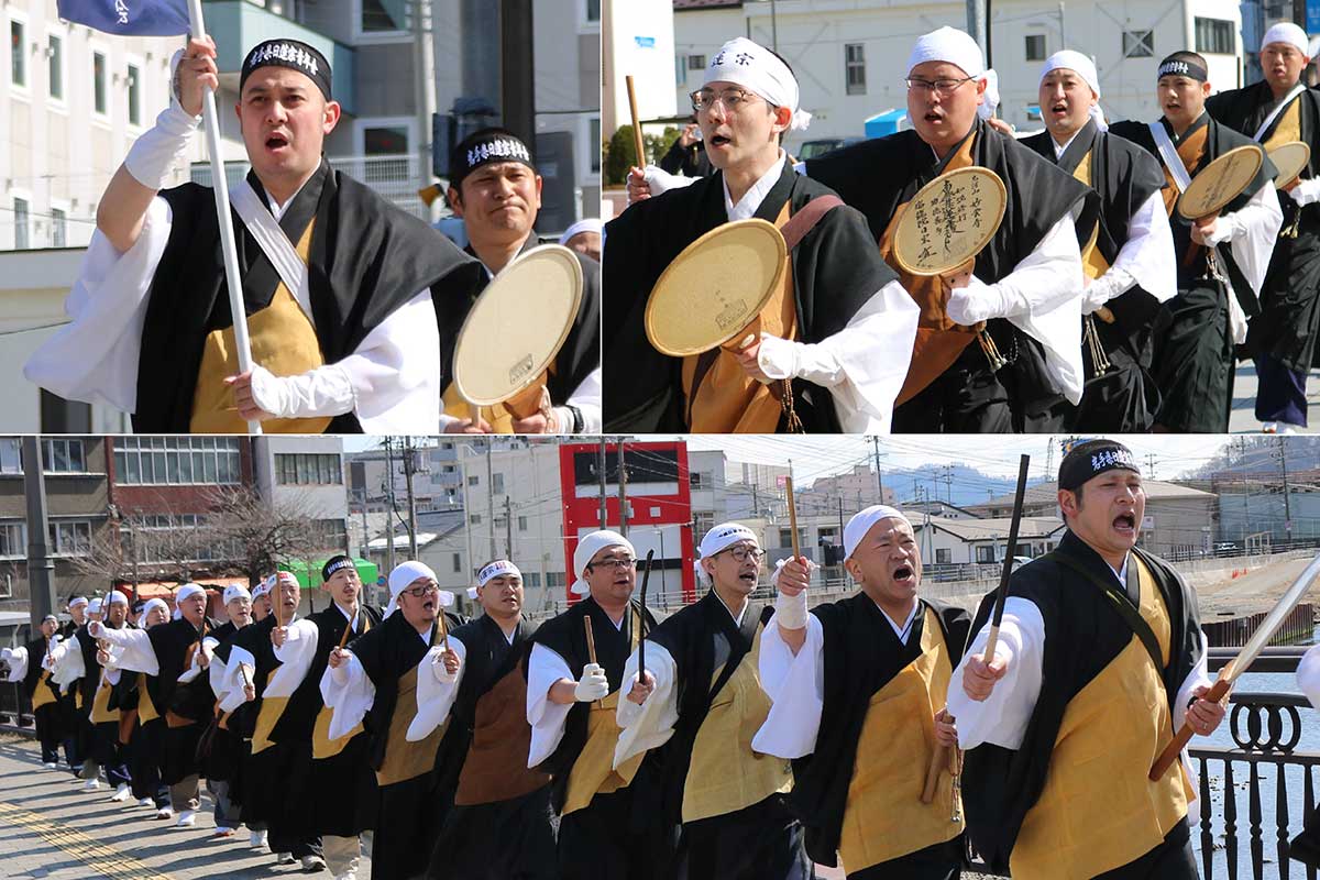 日蓮宗の青年僧らが題目を唱えながら釜石市内を歩き、震災犠牲者を慰霊した＝11日午前