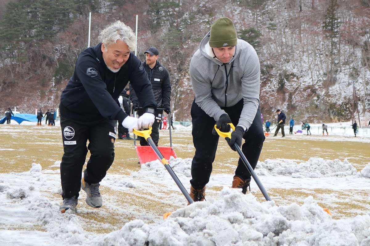 両チームの選手、スタッフ、ボランティアらが雪かきに協力