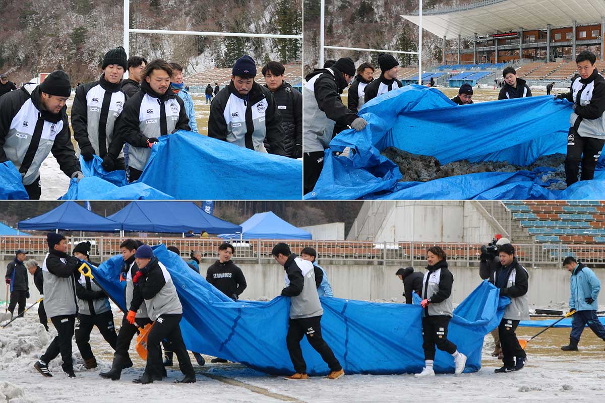 試合開催を願い、懸命に除雪作業にあたる釜石SWの選手ら