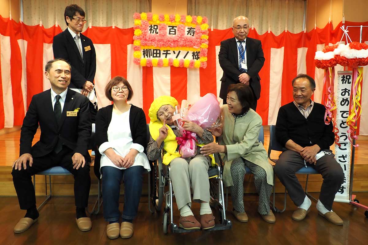 100歳の栁田チソノさん（前列中央）、お祝いに訪れた家族や釜石市関係者ら
