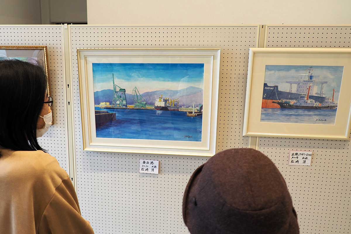 釜石港など身近な海を題材にした作品も並んだ