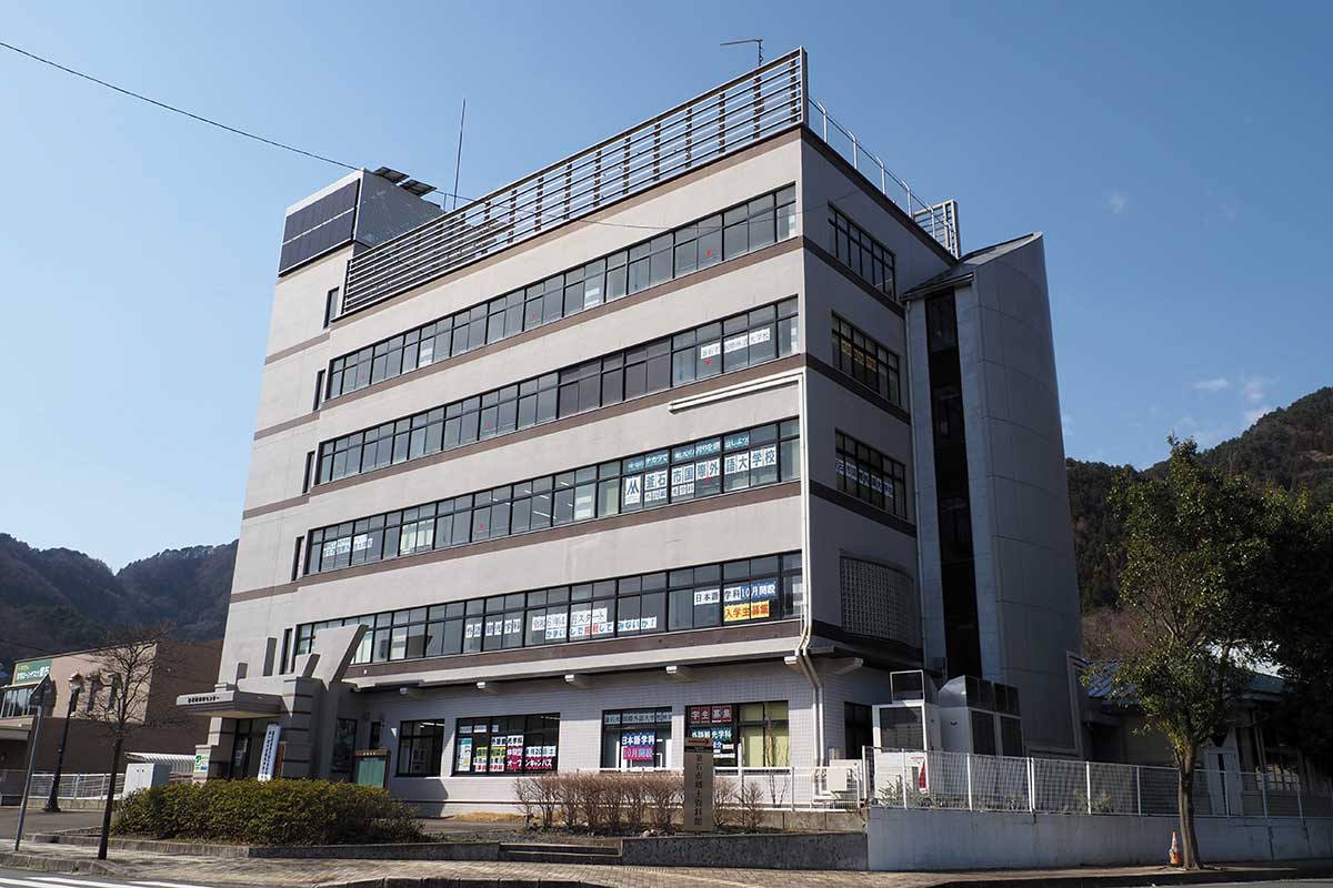 開校した釜石市国際外語大学校の校舎