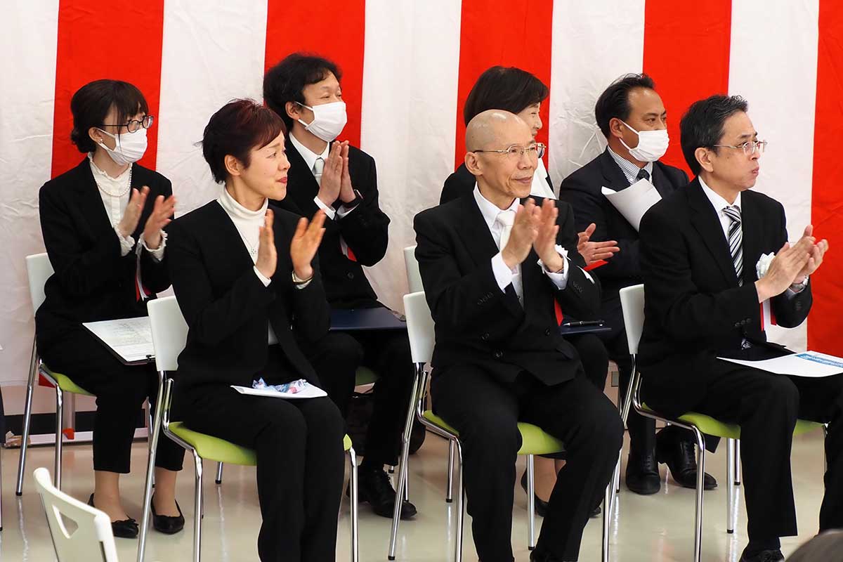 新入生が宣誓。龍澤学館の関係者らが拍手を送って歓迎した