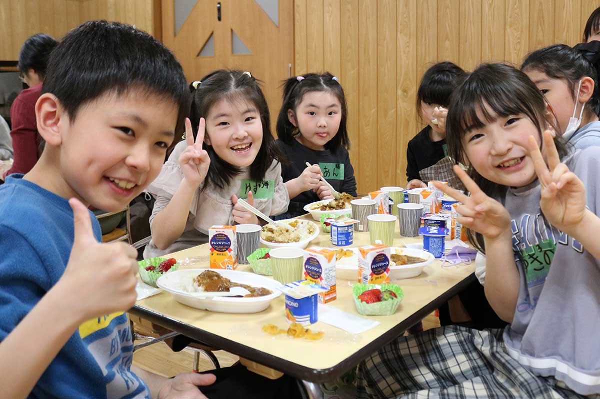 　「みんなで食べるとおいしいね!」甲子地区で初めて開かれた子ども食堂＝正福寺幼稚園