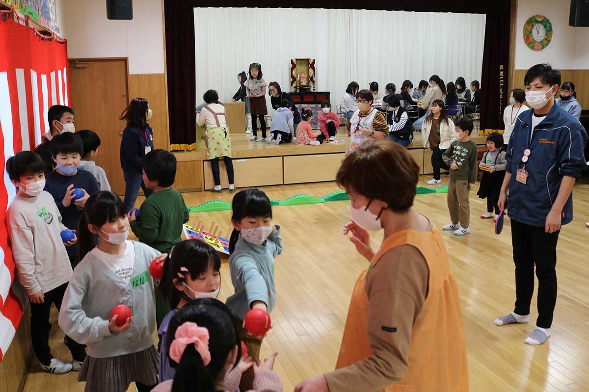 正福寺幼稚園内のホールが会場。大勢の子どもたちが集まった