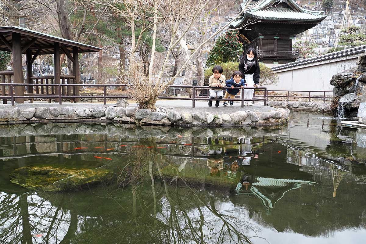 「自然観賞エリア」で池をのぞき込む子どもたち