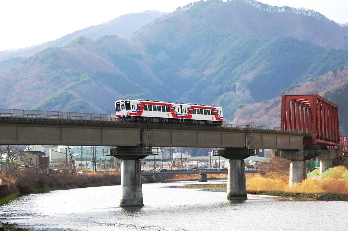 開業40年を記念した上り列車。トリコロールカラーの車両が甲子川にかかる橋りょうを進む風景は開業時から変わらない