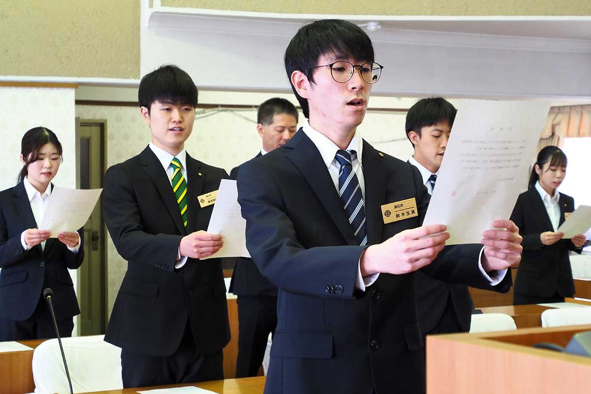 辞令の交付を受け宣誓する釜石市の新採用職員ら